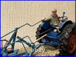 Border Fine Arts'At The Vintage' Model by Ray Ayres (B0517) Certificate And Box