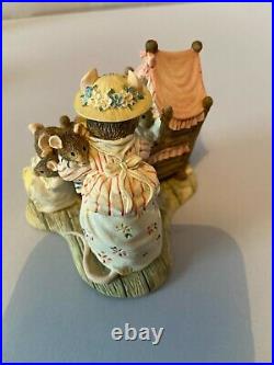 Border Fine Arts Brambly Hedge LADY WOODMOUSE LOOKING IN CRADLE BH71