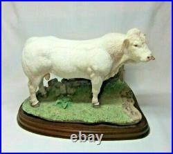 Border Fine Arts Charolais Bull By Wall On Wooden Plinth Figure Rare 2009 A9789