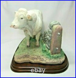 Border Fine Arts Charolais Bull By Wall On Wooden Plinth Figure Rare 2009 A9789