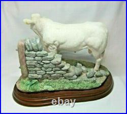 Border Fine Arts Charolais Bull By Wall On Wooden Plinth Figure Rare 2009 A9789