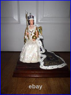 Border Fine Arts Figurine Newly Crowned QEII B1428 Excellent Boxed