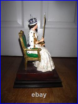 Border Fine Arts Figurine Newly Crowned QEII B1428 Excellent Boxed