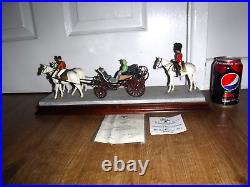 Border Fine Arts Figurine Trooping The Colour QEII B0938 Excellent Boxed