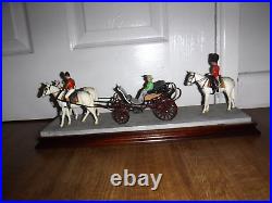 Border Fine Arts Figurine Trooping The Colour QEII B0938 Excellent Boxed