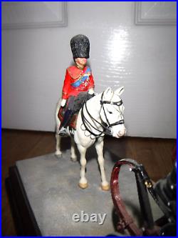 Border Fine Arts Figurine Trooping The Colour QEII B0938 Excellent Boxed