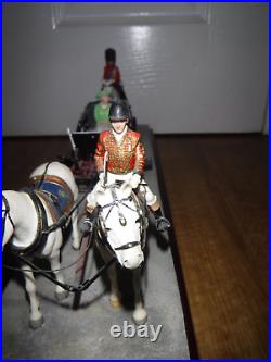 Border Fine Arts Figurine Trooping The Colour QEII B0938 Excellent Boxed