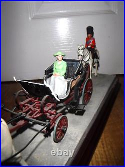 Border Fine Arts Figurine Trooping The Colour QEII B0938 Excellent Boxed