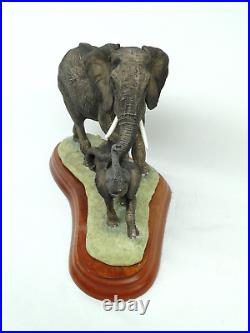 Border Fine Arts Rare Wild World A5409 Elephant & Baby Young Calf Sculpture 2004