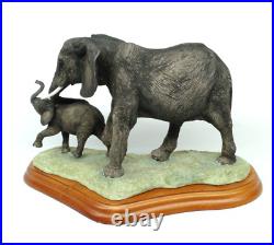 Border Fine Arts Rare Wild World A5409 Elephant & Baby Young Calf Sculpture 2004