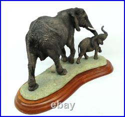 Border Fine Arts Rare Wild World A5409 Elephant & Baby Young Calf Sculpture 2004