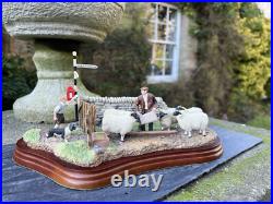 Border Fine Arts Studio Model'Close T'Gate', model No. A8914