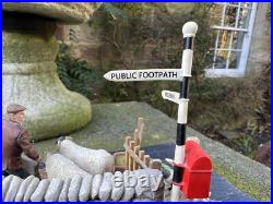 Border Fine Arts Studio Model'Close T'Gate', model No. A8914