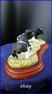 Border fine arts Chewing the cud Friesian cows A0904 on plinth