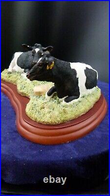 Border fine arts Chewing the cud Friesian cows A0904 on plinth