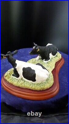 Border fine arts Chewing the cud Friesian cows A0904 on plinth