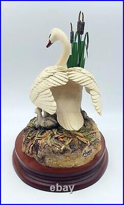 Border fine arts figurine First one in Swan with signets Mint/boxed