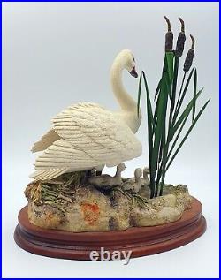 Border fine arts figurine First one in Swan with signets Mint/boxed