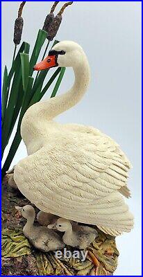 Border fine arts figurine First one in Swan with signets Mint/boxed