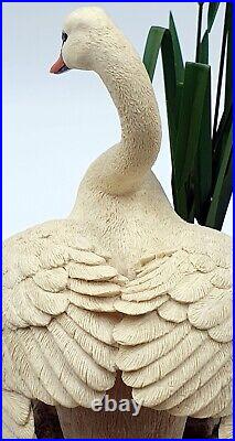 Border fine arts figurine First one in Swan with signets Mint/boxed