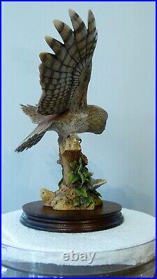 Border fine arts owl on plinth, by Ray Ayres, 1986, 27cm, (10.62)