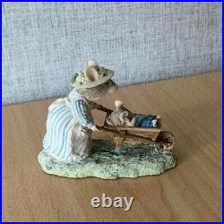 Brambly Hedge Border Fine Arts figure Mrs Apple and Wilfred BH65 with Tin Rare