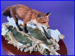 Unused Border fine arts'Keeping his feet dry