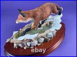 Unused Border fine arts'Keeping his feet dry